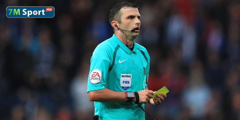 Khi nói đến sự nghiêm khắc thì người hâm mộ chắc chắn sẽ nhớ đến cái tên Michael Oliver Khi nói đến sự nghiêm khắc thì người hâm mộ chắc chắn sẽ nhớ đến cái tên Michael Oliver