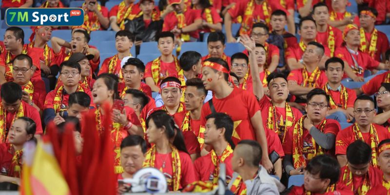 Nét đẹp văn hóa và sự hiếu khách lan tỏa khi người hâm mộ tặng nón lá cho bạn bè quốc tế Nét đẹp văn hóa và sự hiếu khách lan tỏa khi người hâm mộ tặng nón lá cho bạn bè quốc tế